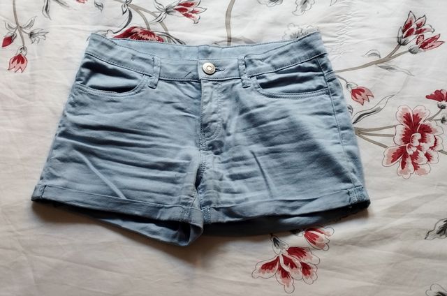 Pantalón corto azul claro