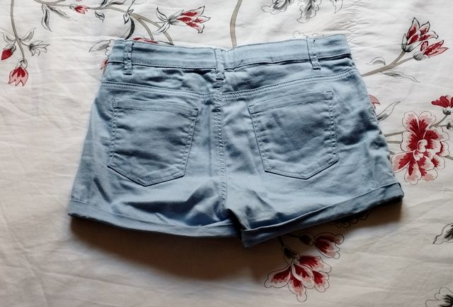 Pantalón corto azul claro