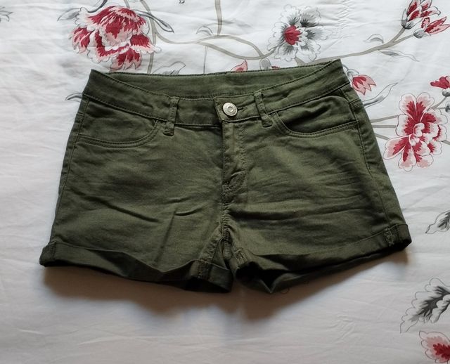 Pantalón corto verde militar