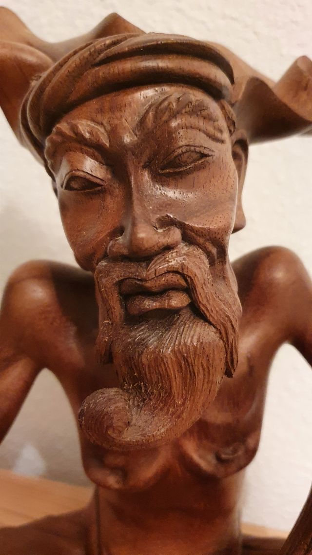 Anciano con gallo. Talla de madera