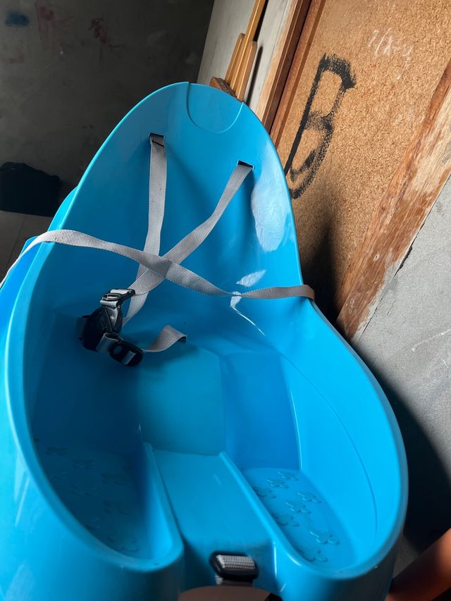 Trineo con cinturón de seguridad.