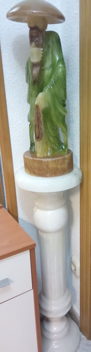 Figura chino y peana