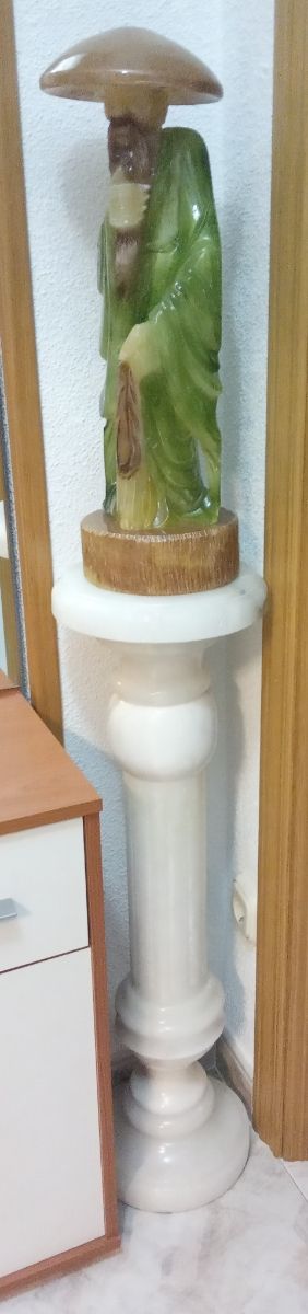 Figura chino y peana