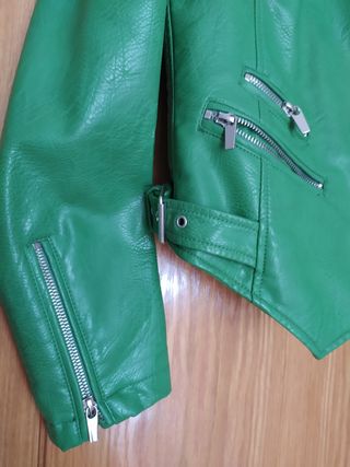Cazadora bike ZARA símil cuero verde