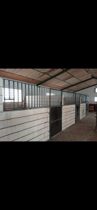 puertas de boxes o cuadras.