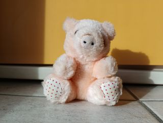 Peluche maialino rosa con dettagli a pois rossi