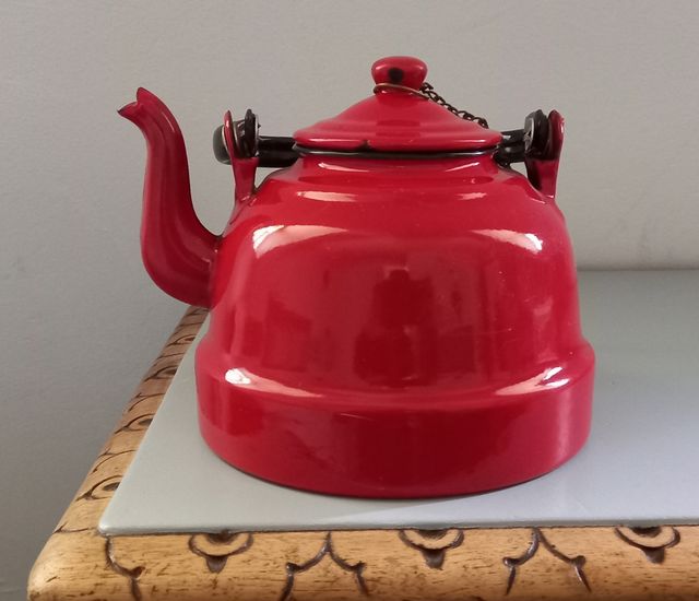 Bule de ferro esmaltado.