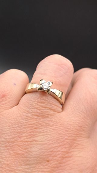 Anillo de Oro de 18K Blanco con Diamante Solitario