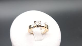 Anillo de Oro de 18K Blanco con Diamante Solitario
