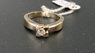 Anillo de Oro de 18K Blanco con Diamante Solitario