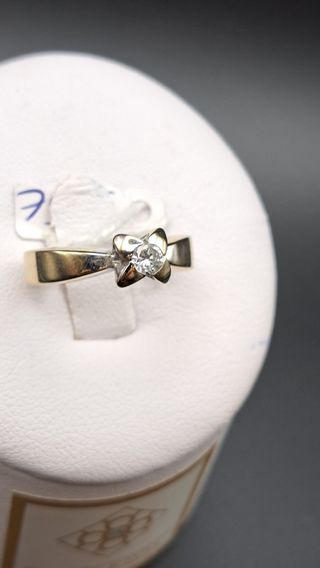Anillo de Oro de 18K Blanco con Diamante Solitario