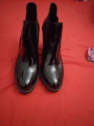 botines piel en  charol 