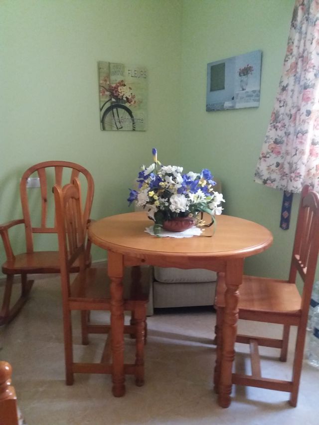 Mesa con 2 sillas provenzal