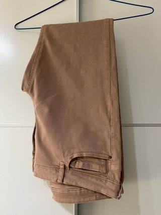Pantalón pitillo rosa empolvado de Zara
