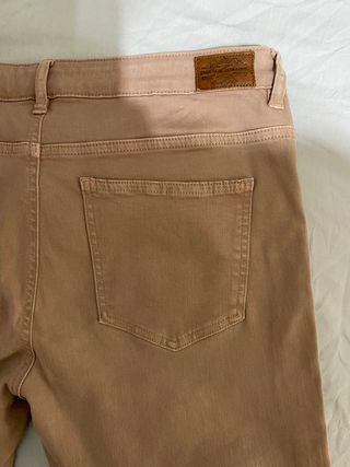 Pantalón pitillo rosa empolvado de Zara