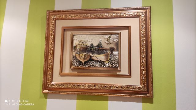 Dos cuadros con marco dorado y tallado