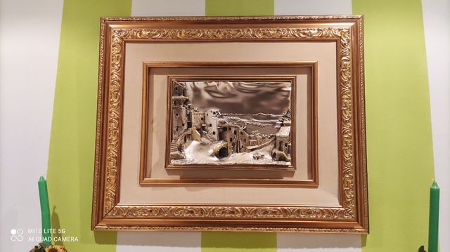 Dos cuadros con marco dorado y tallado