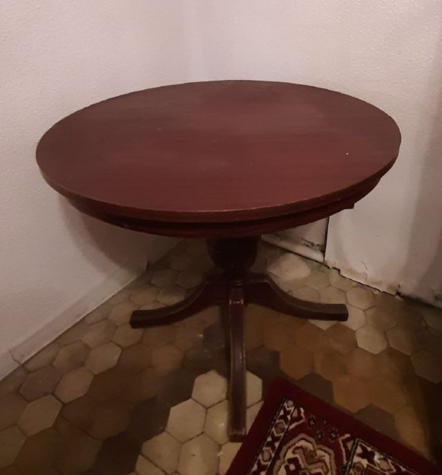 Mesa circular de madera