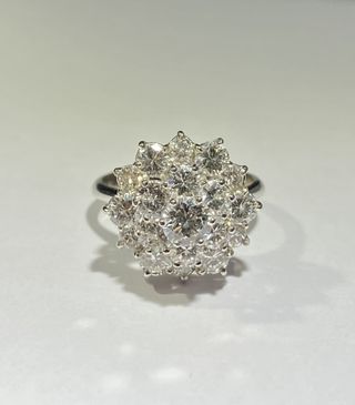 Anillo rosetón de oro con diamantes