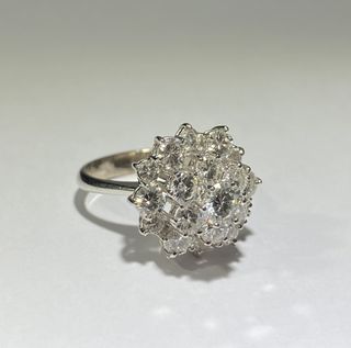 Anillo rosetón de oro con diamantes