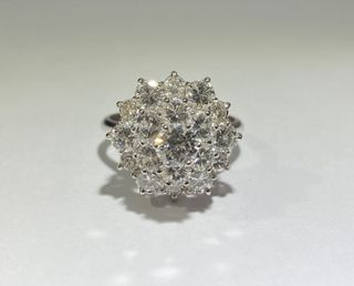 Anillo rosetón de oro con diamantes