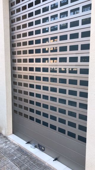 Persianas metálicas de local comercial en Valencia