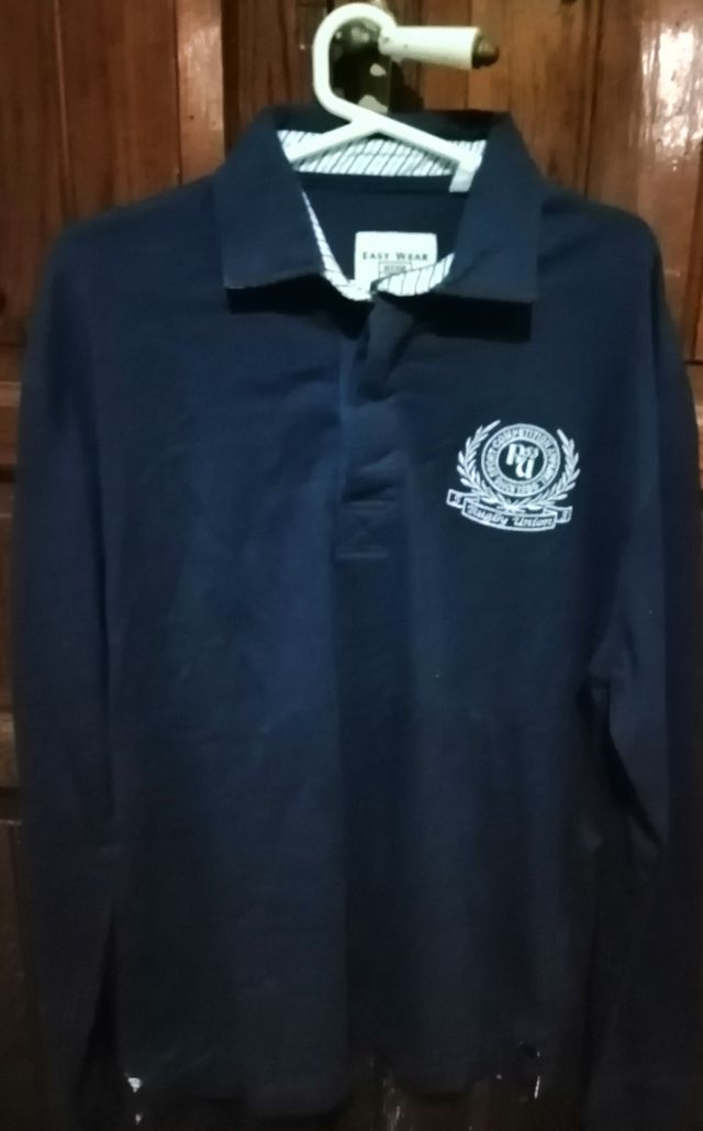 Polo manga larga en azul marino.