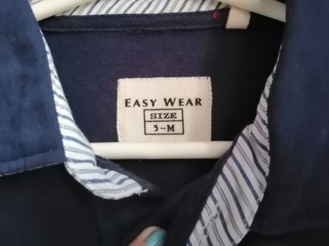 Polo manga larga en azul marino.