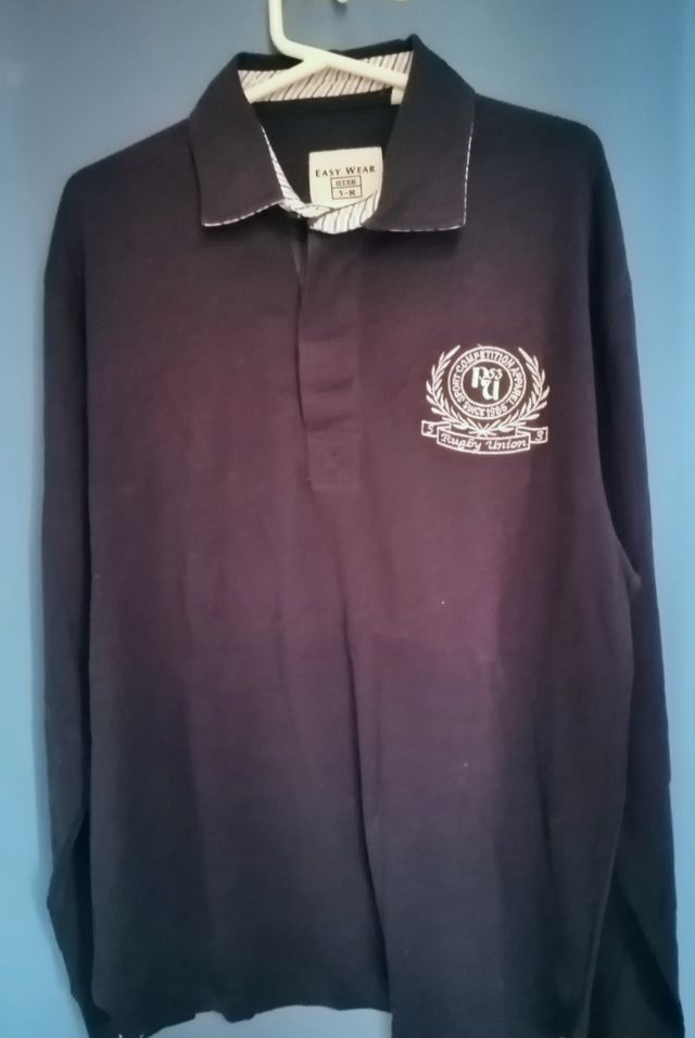 Polo manga larga en azul marino.