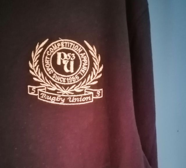 Polo manga larga en azul marino.