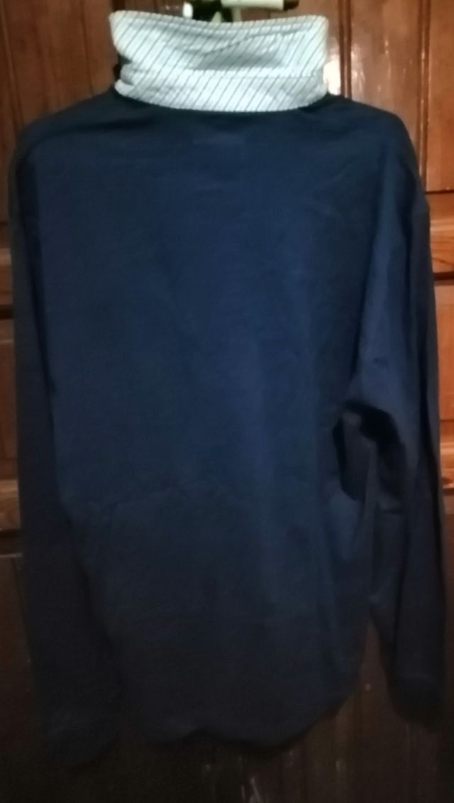 Polo manga larga en azul marino.