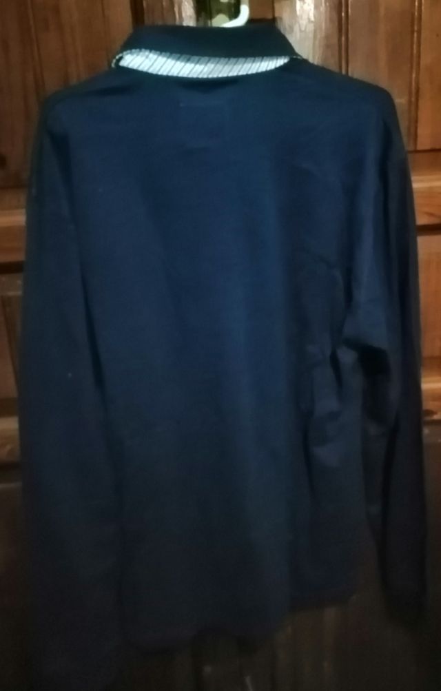 Polo manga larga en azul marino.