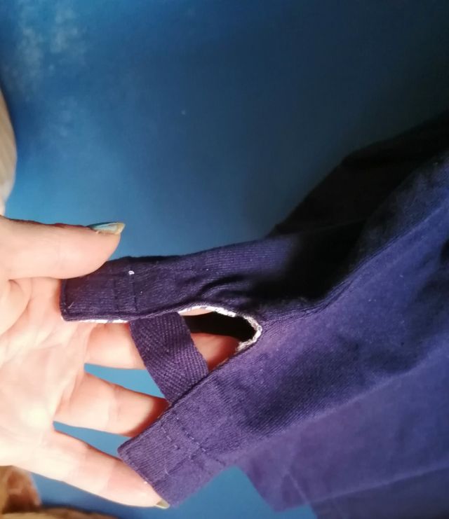 Polo manga larga en azul marino.