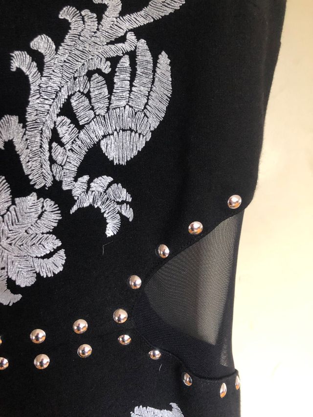 Vestido negro tachas