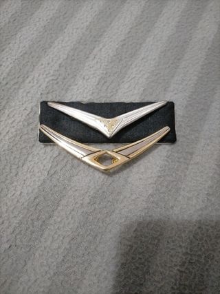 Clip cuello paréntesis camisa