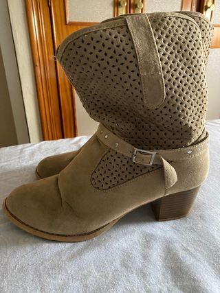 Botín troquelado beige de Venca
