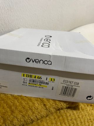 Botín troquelado beige de Venca