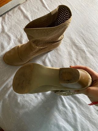Botín troquelado beige de Venca