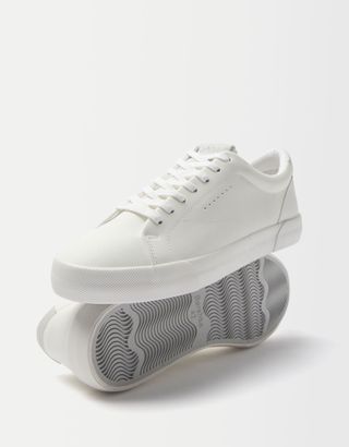 Men’s sneakers with colored heel detail (Bershka) 
