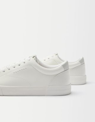 Men’s sneakers with colored heel detail (Bershka) 