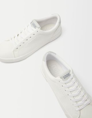 Men’s sneakers with colored heel detail (Bershka) 