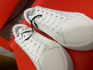 Men’s sneakers with colored heel detail (Bershka) 