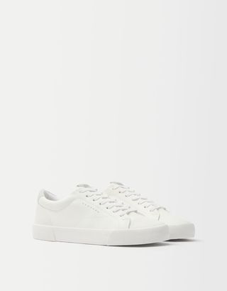 Men’s sneakers with colored heel detail (Bershka) 