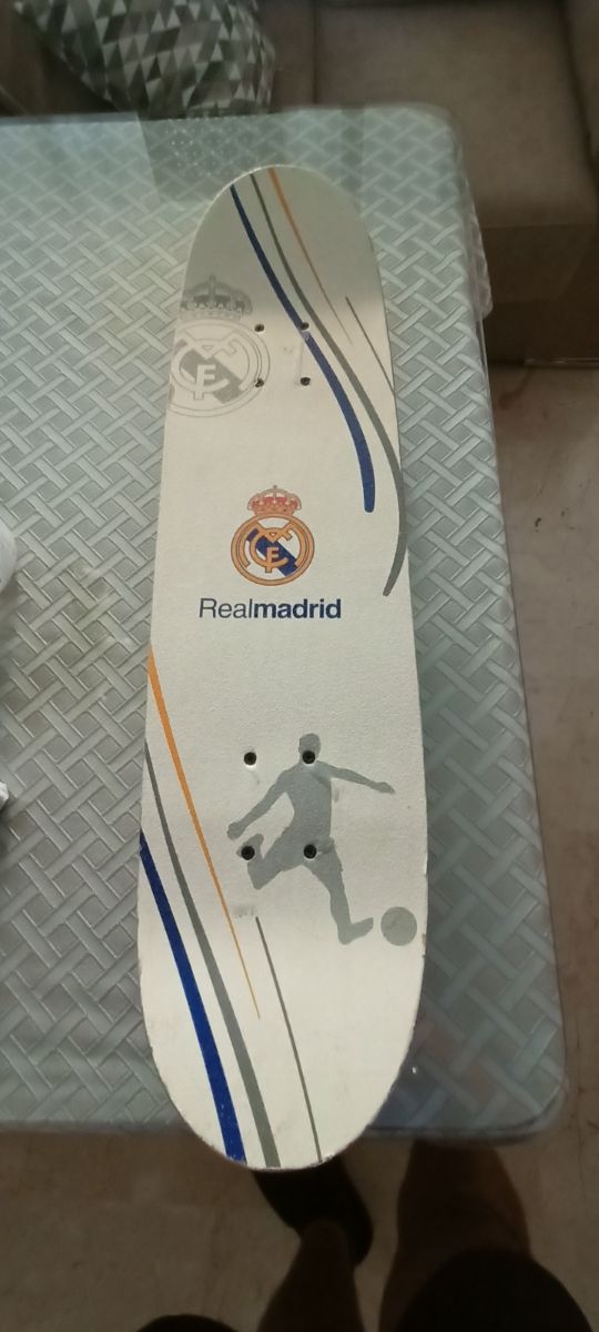 se vende skate oficial Real Madrid 