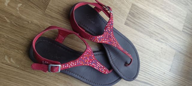 sandalias rojas