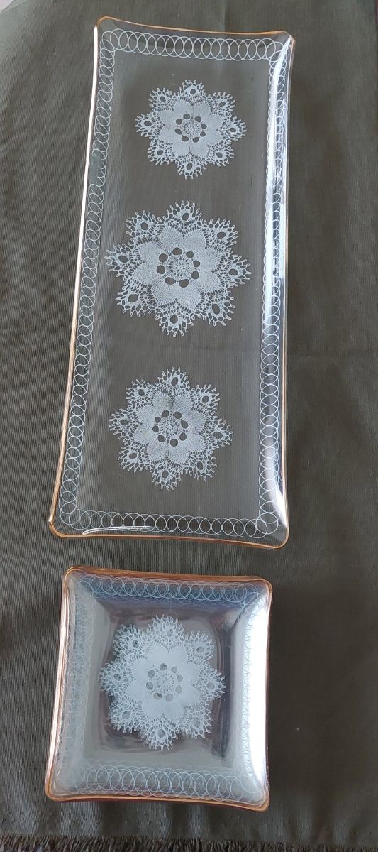 BANDEJA CRISTAL  CON BORDES EN ORO Y 3 PLATITOS