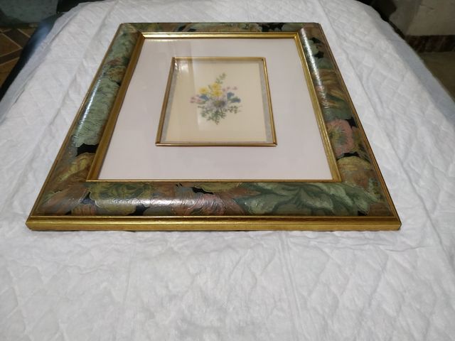 Bellissimo disegno di fiori incorniciati in abbinamento.