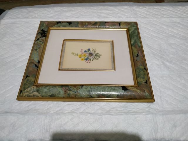 Bellissimo disegno di fiori incorniciati in abbinamento.