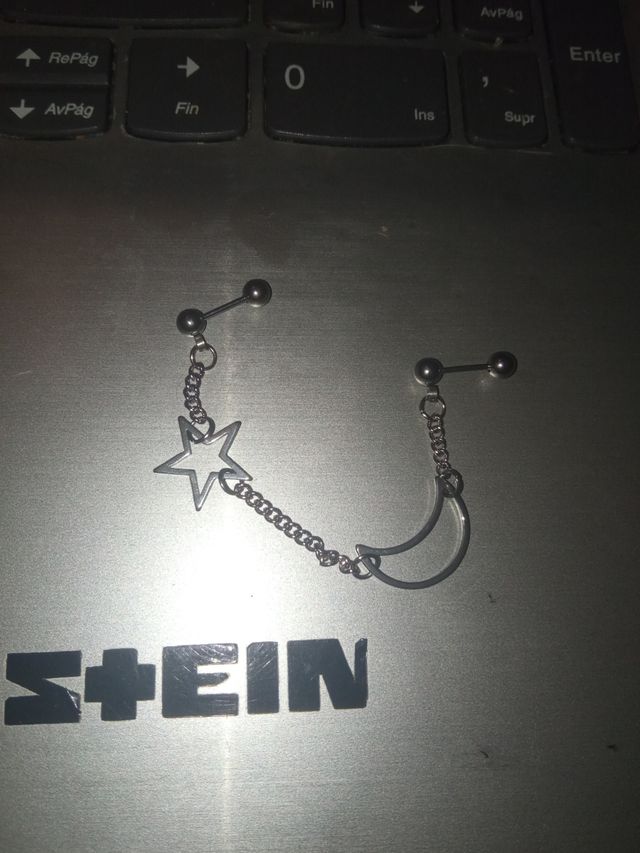 Piercing doble anclaje cadena luna y estrella