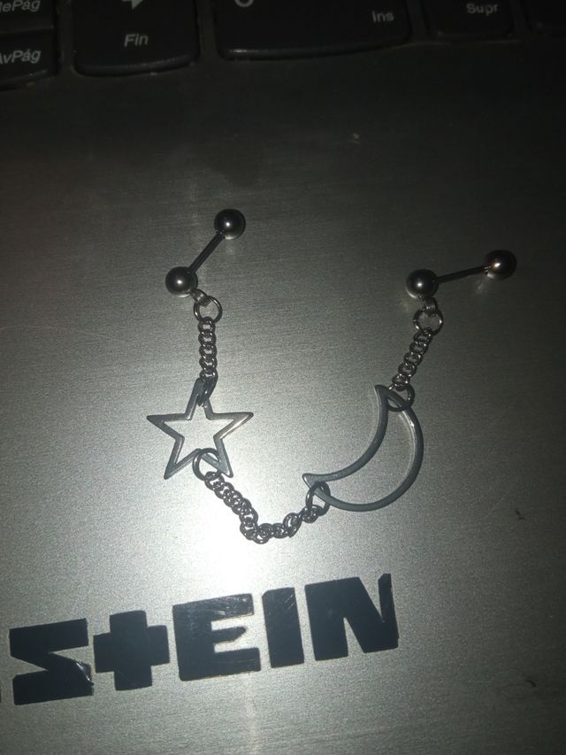 Piercing doble anclaje cadena luna y estrella